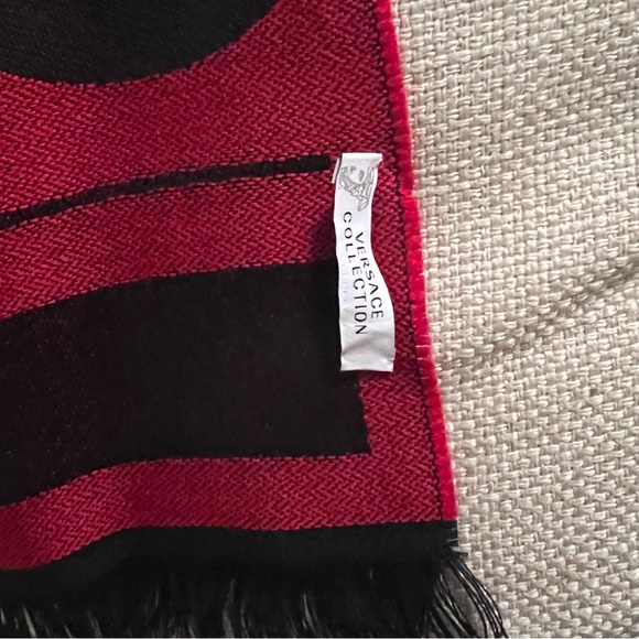 Versace Collection Black & Red Mens Scarf ISC40R1WIT02855I4081 - Picture 4 of 5
